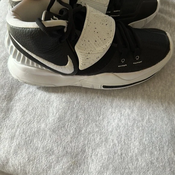 ❤️❤️ NIKE KYRIE 6 TEAM BLACK, SIZE 4.5🥰🥰🥰